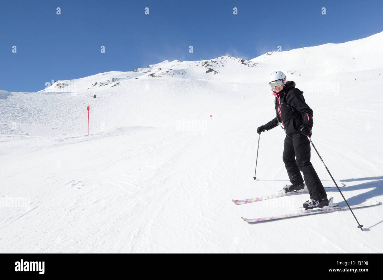 Skifahrer Ski bei warmen sonnigem Wetter Stockfoto