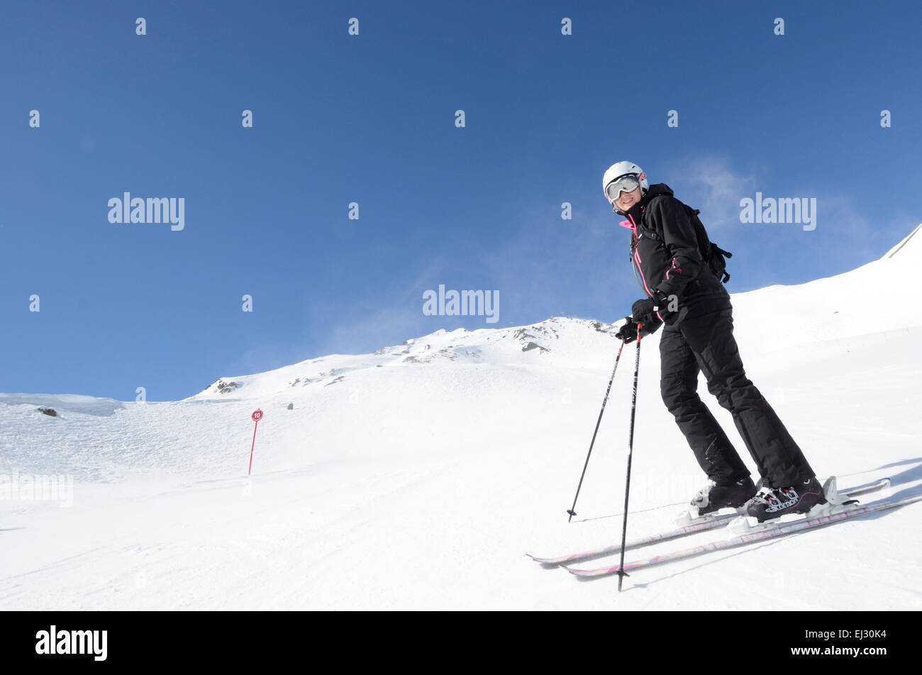 Skifahrer Ski bei warmen sonnigem Wetter Stockfoto