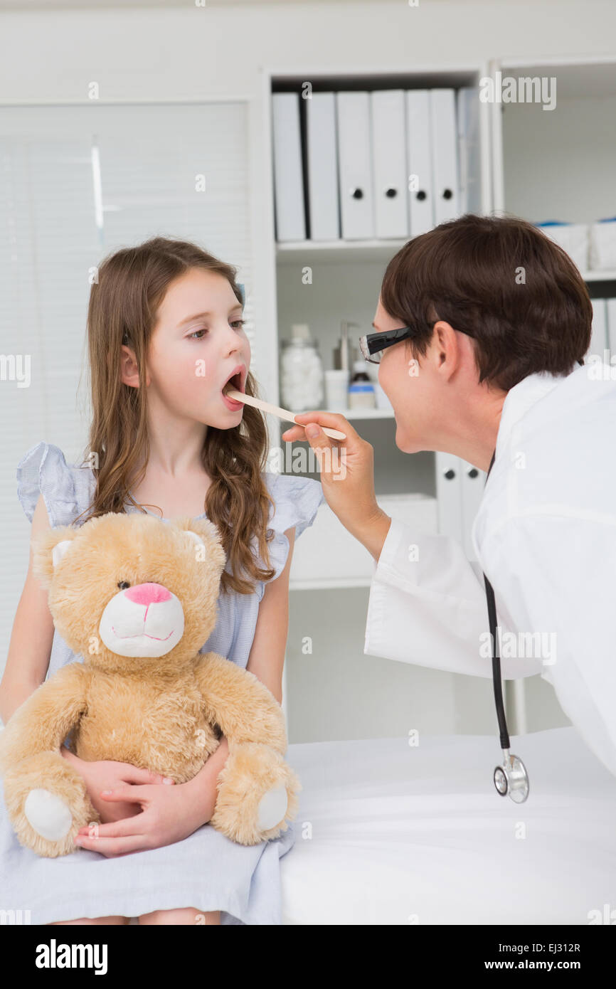 Arzt untersucht kleine Mädchen Mund Stockfoto