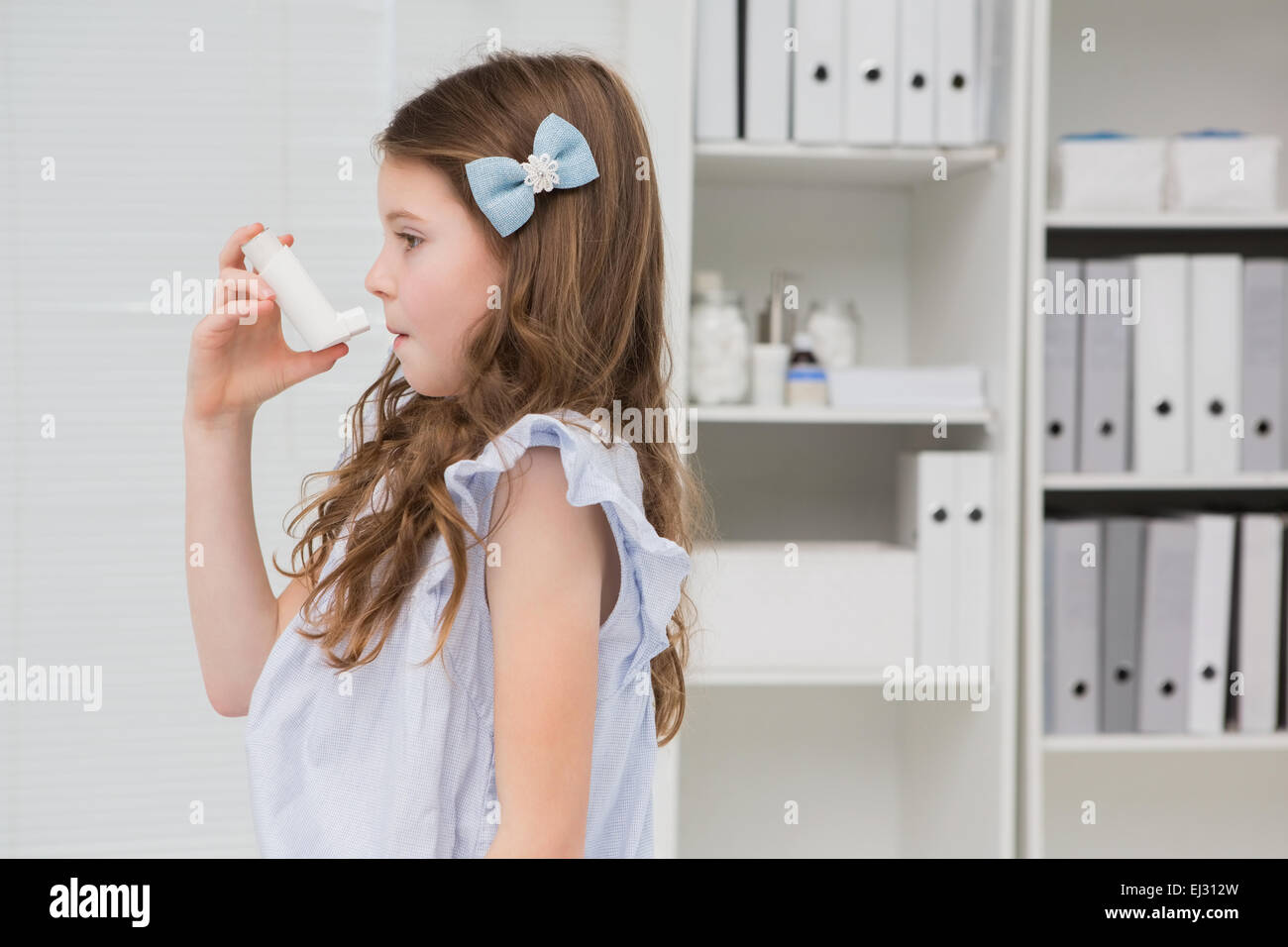 Kleine Mädchen nehmen Inhalator Stockfoto