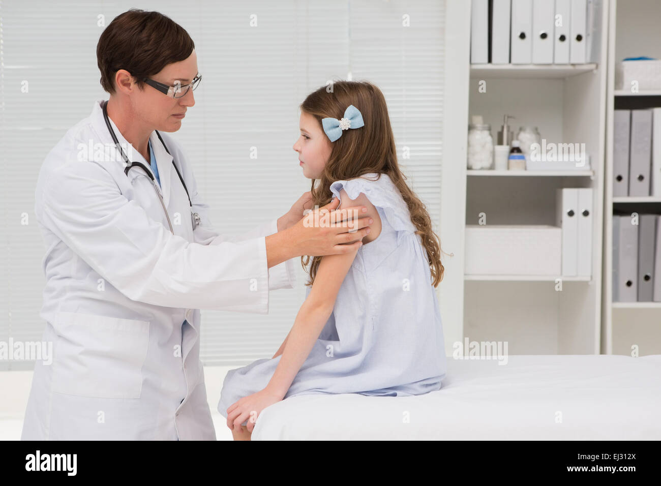 Arzt untersucht kleine Mädchen Stockfoto