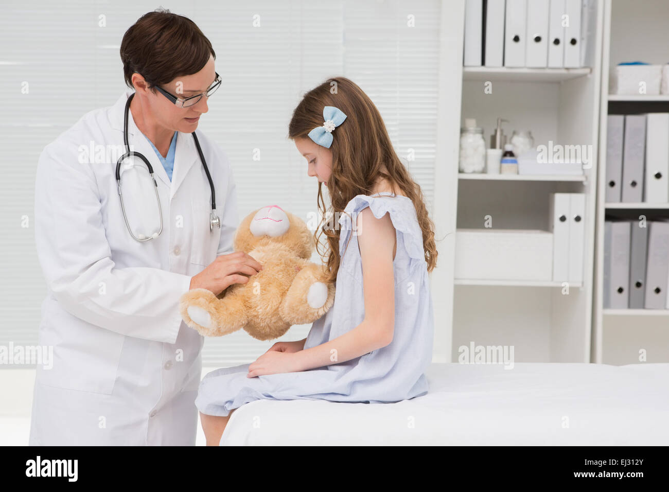 Arzt untersucht kleine Mädchen Stockfoto