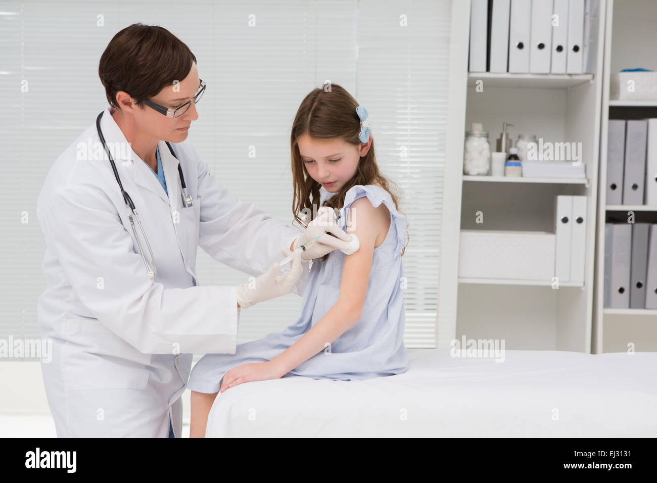 Arzt tun Injektion in ein kleines Mädchen Stockfoto
