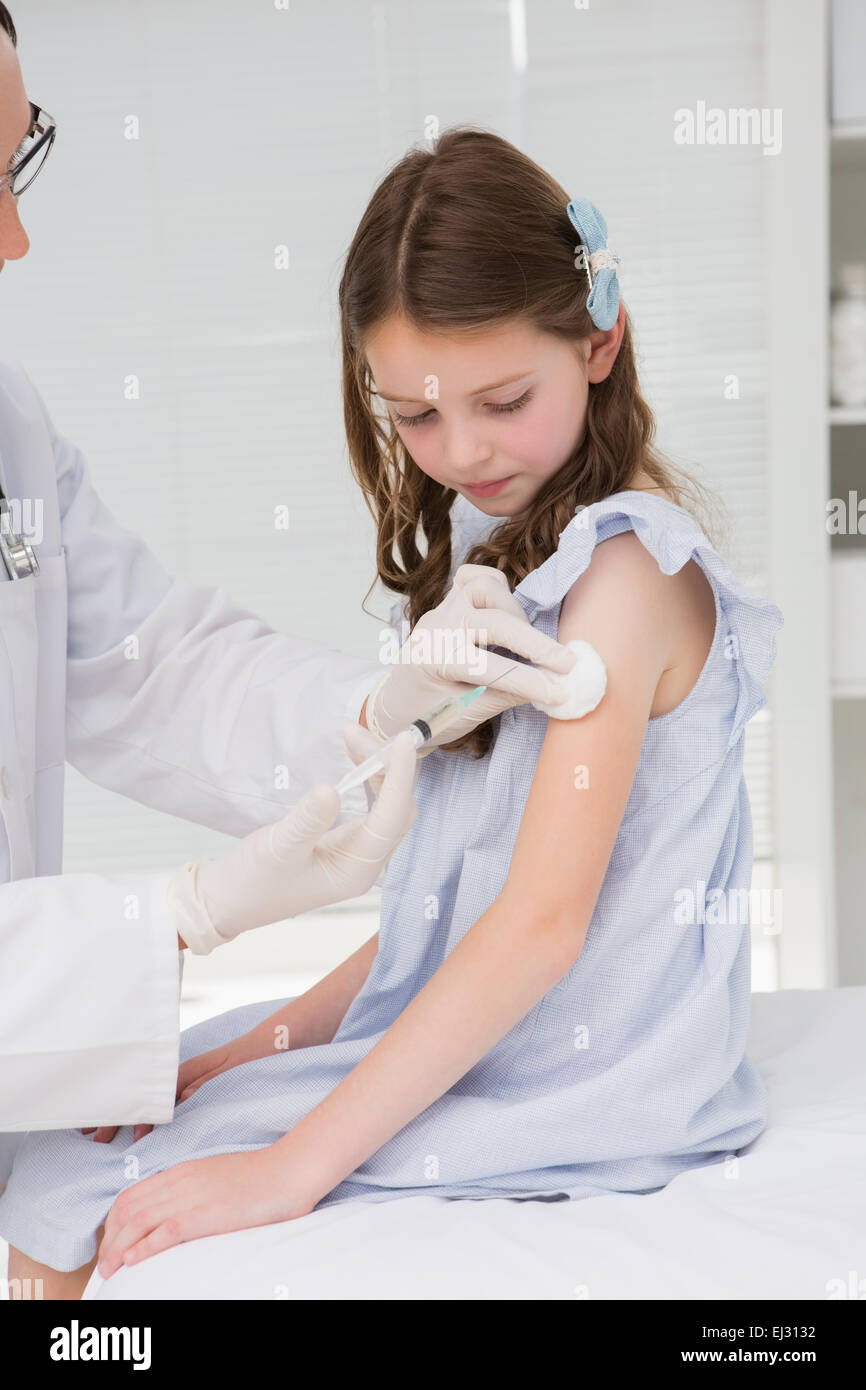 Arzt tun Injektion in ein kleines Mädchen Stockfoto