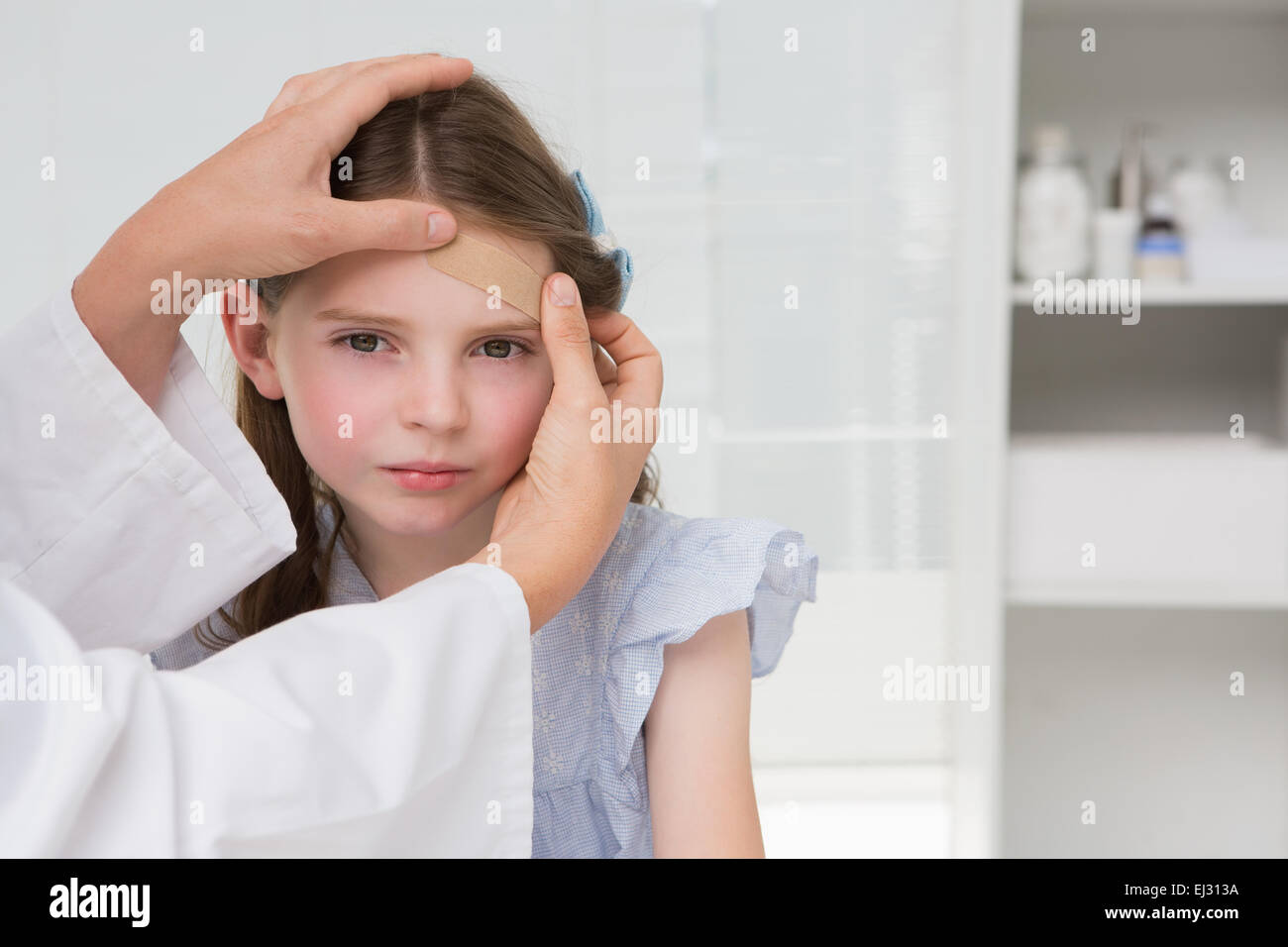 Arzt unter Putz in kleine Mädchen Stockfoto