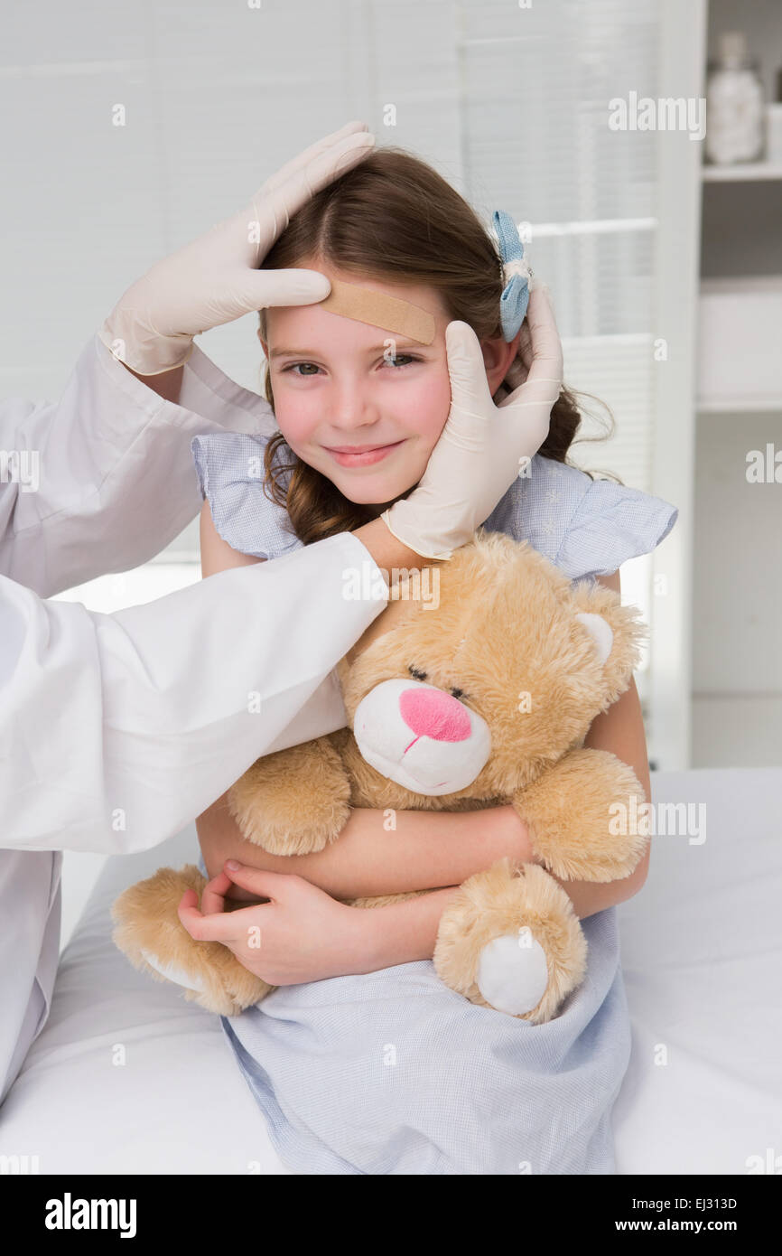 Arzt unter Putz in kleine Mädchen Stockfoto