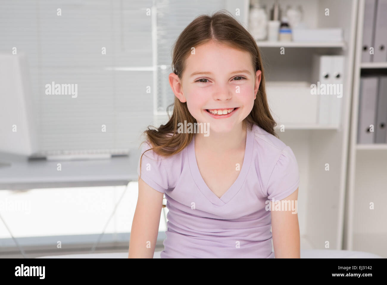 Kleines Mädchen Blick in die Kamera Lächeln Stockfoto