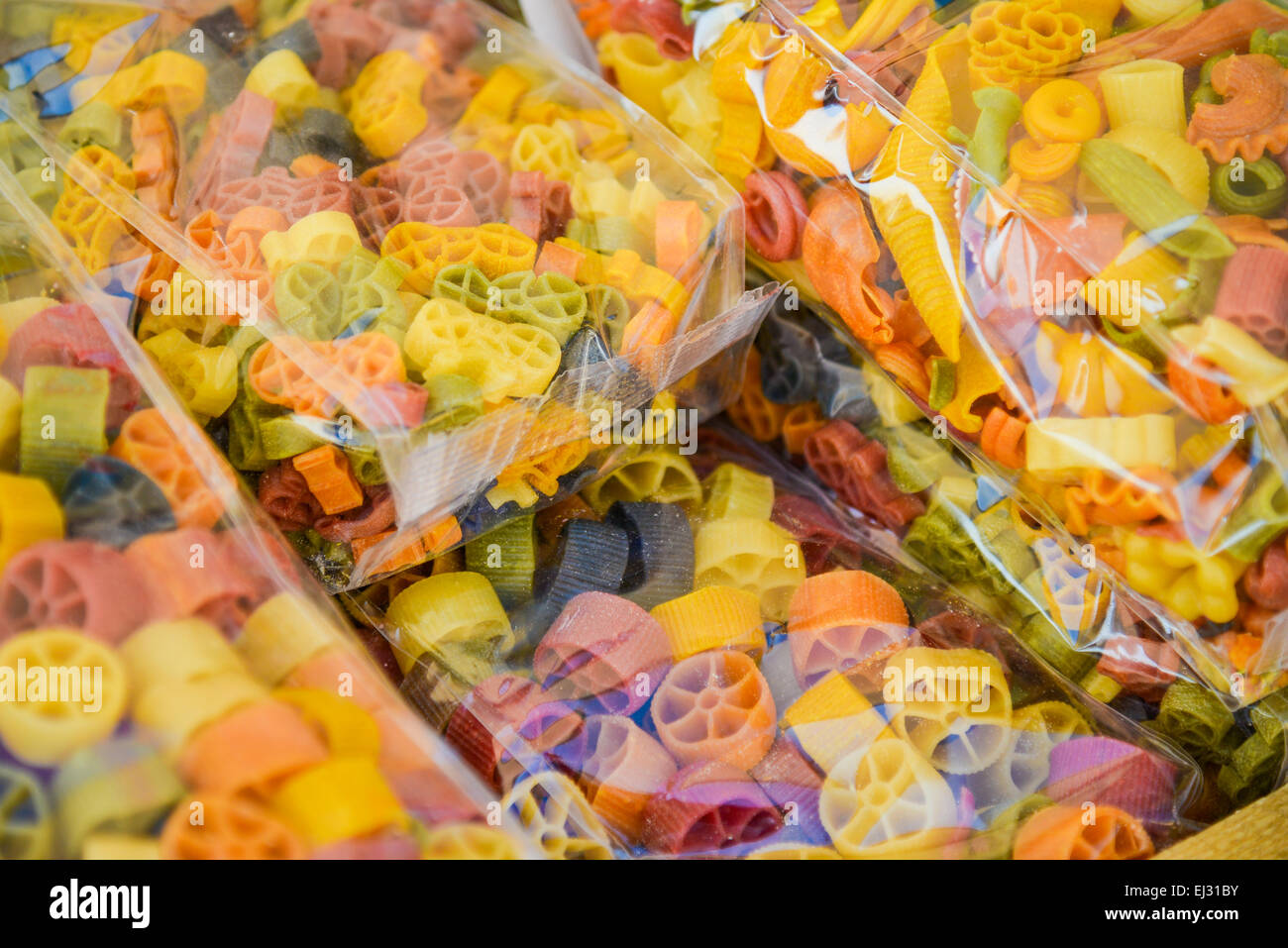 bunte Nudeln in transparenten Verpackungen Stockfoto