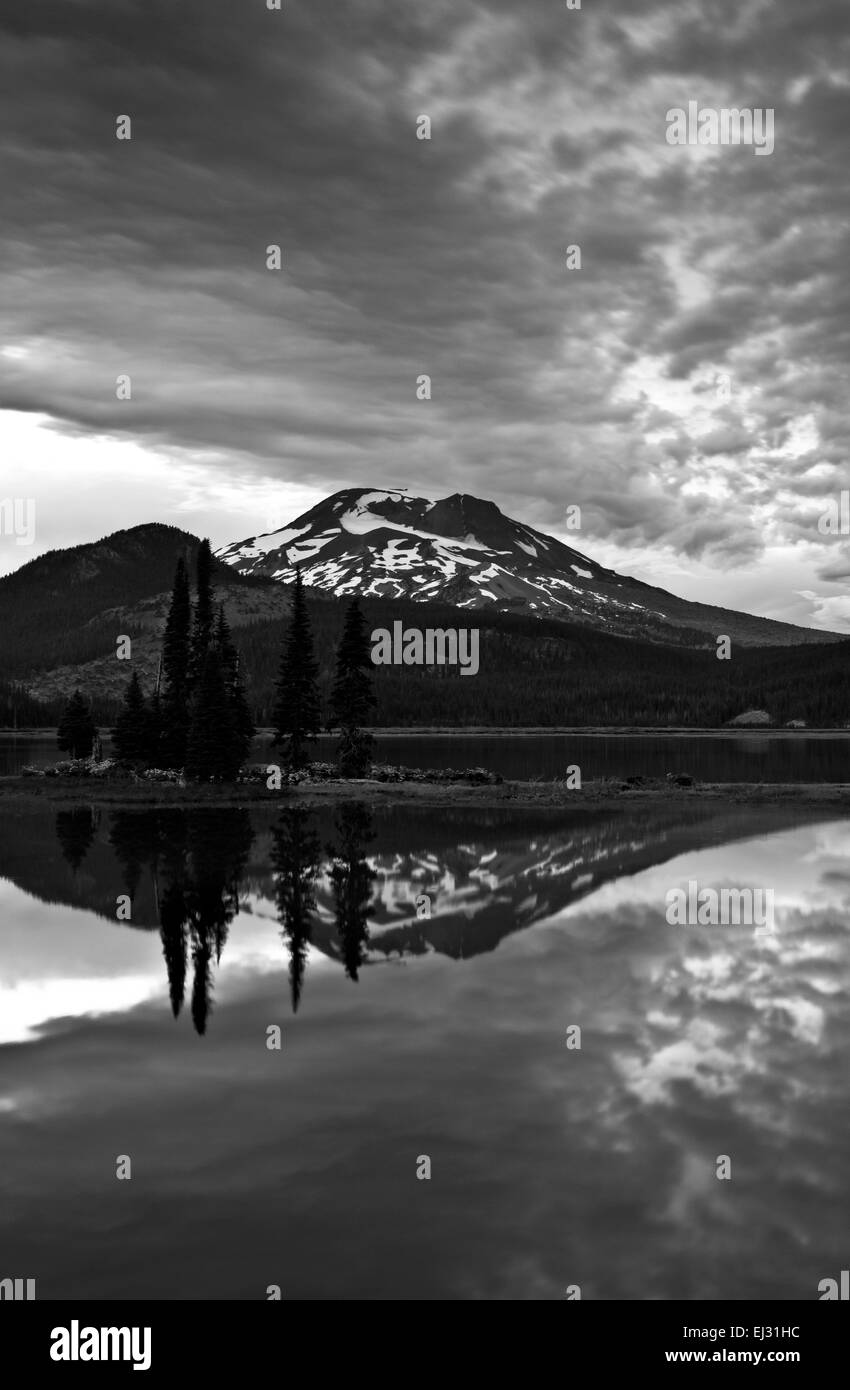 OR01763-00... OREGON - South Sister reflektiert in Sparks Lake bei Sonnenuntergang in Deschutes National Forest. Stockfoto