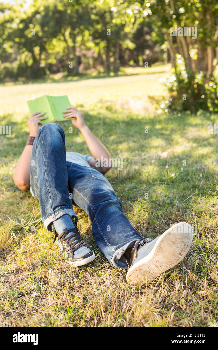 Junger Mann Lesebuch im park Stockfoto