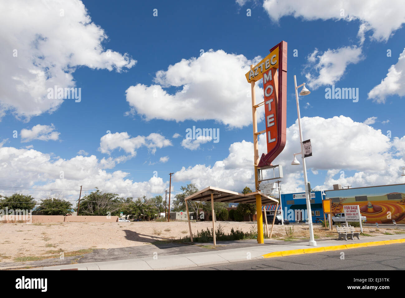 Aztekische Motel Zeichen entlang der Central Avenue in Nob Hill - Albuquerque, Bernalillo County, New Mexico, USA Stockfoto