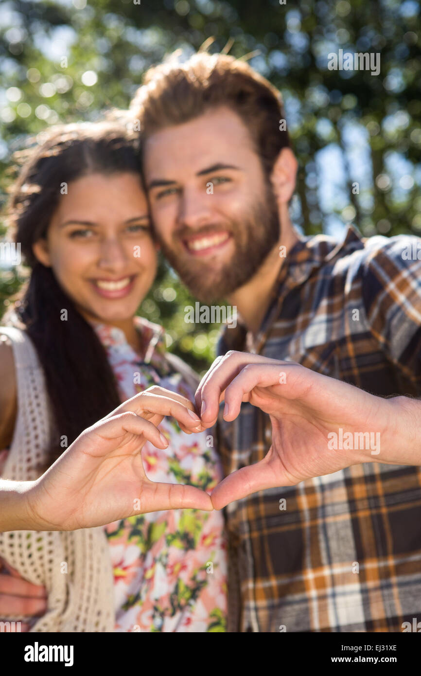 Junges Paar Herz mit Händen Stockfoto