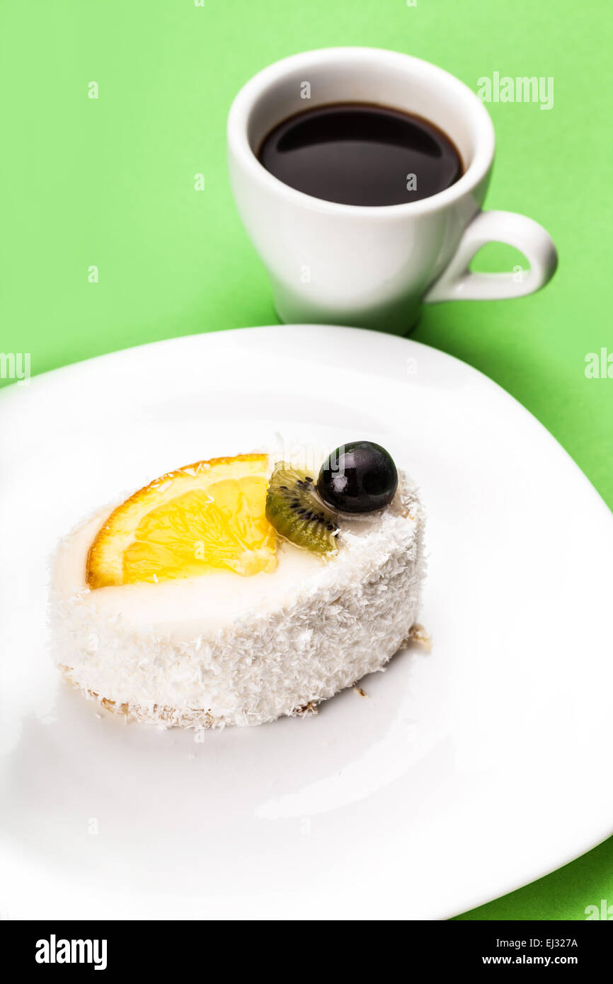 Kokos Kuchen und Kaffee auf grünem Hintergrund Stockfoto