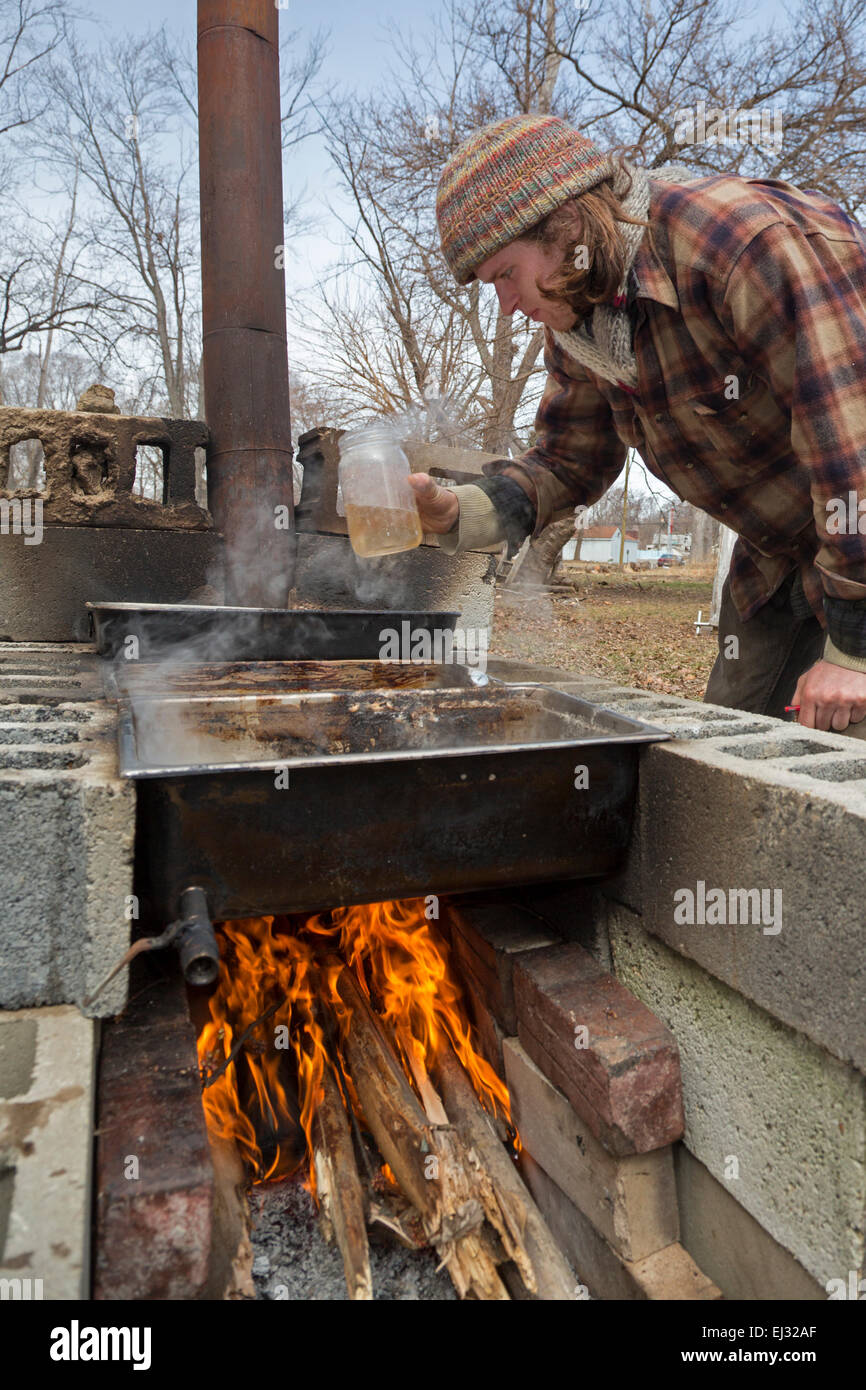 Detroit, Michigan - Kieran Neal kocht Sap aus Zucker-Ahornbäume über dem Holzfeuer, Ahornsirup zu machen. Stockfoto