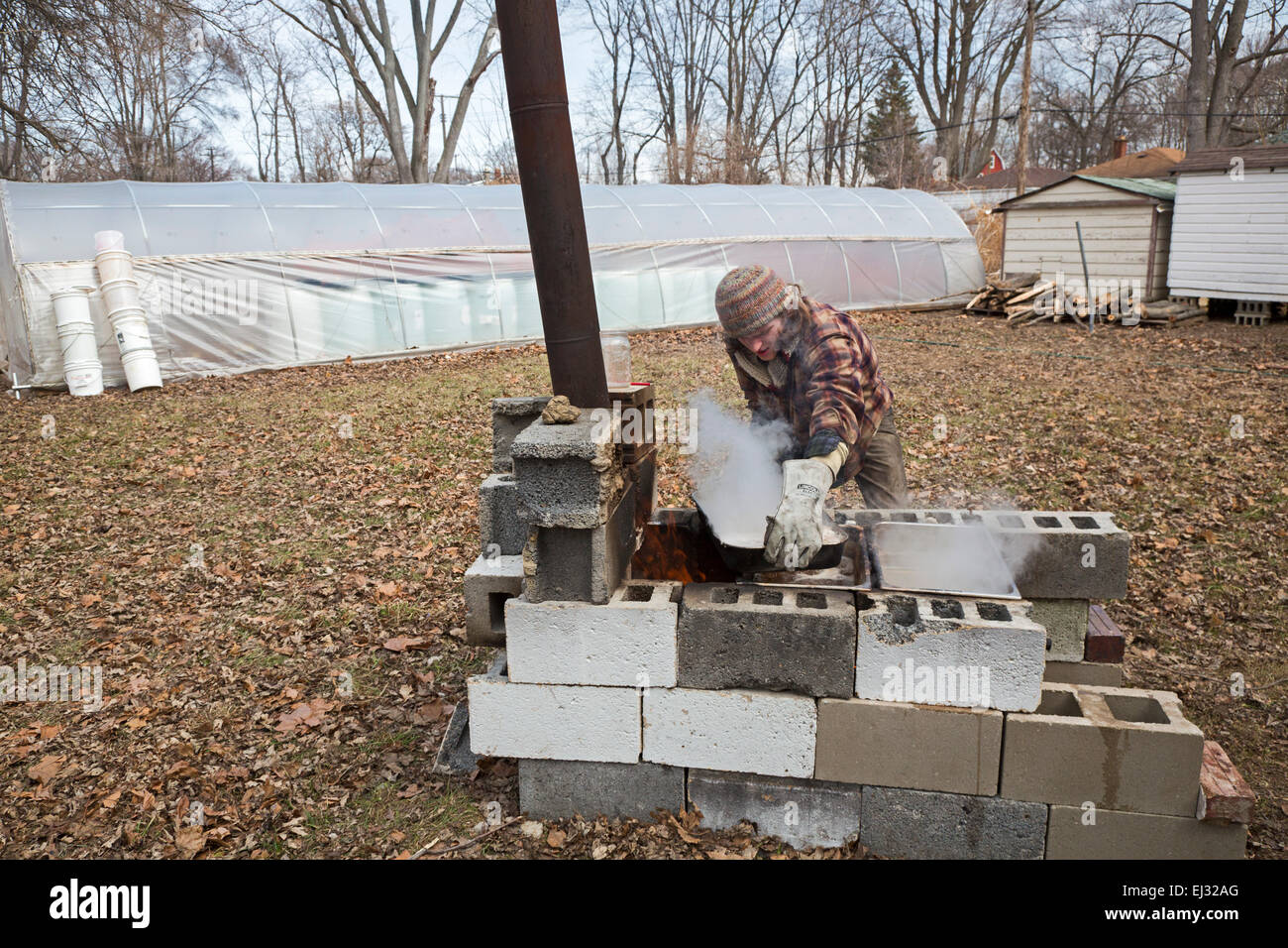 Detroit, Michigan - Kieran Neal kocht Sap aus Zucker-Ahornbäume über dem Holzfeuer, Ahornsirup zu machen. Stockfoto