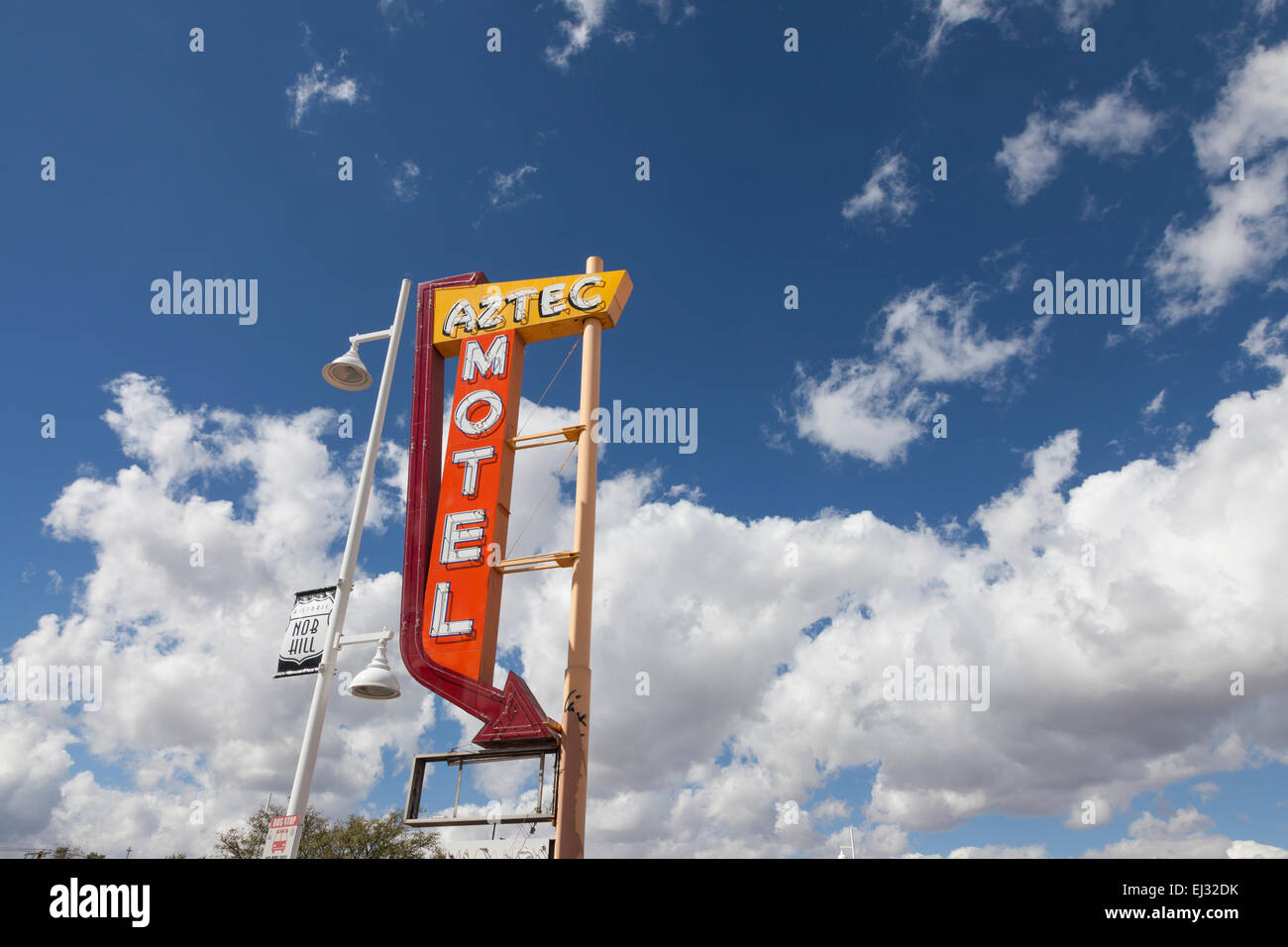 Aztekische Motel Zeichen entlang der Central Avenue in Nob Hill - Albuquerque, Bernalillo County, New Mexico, USA Stockfoto