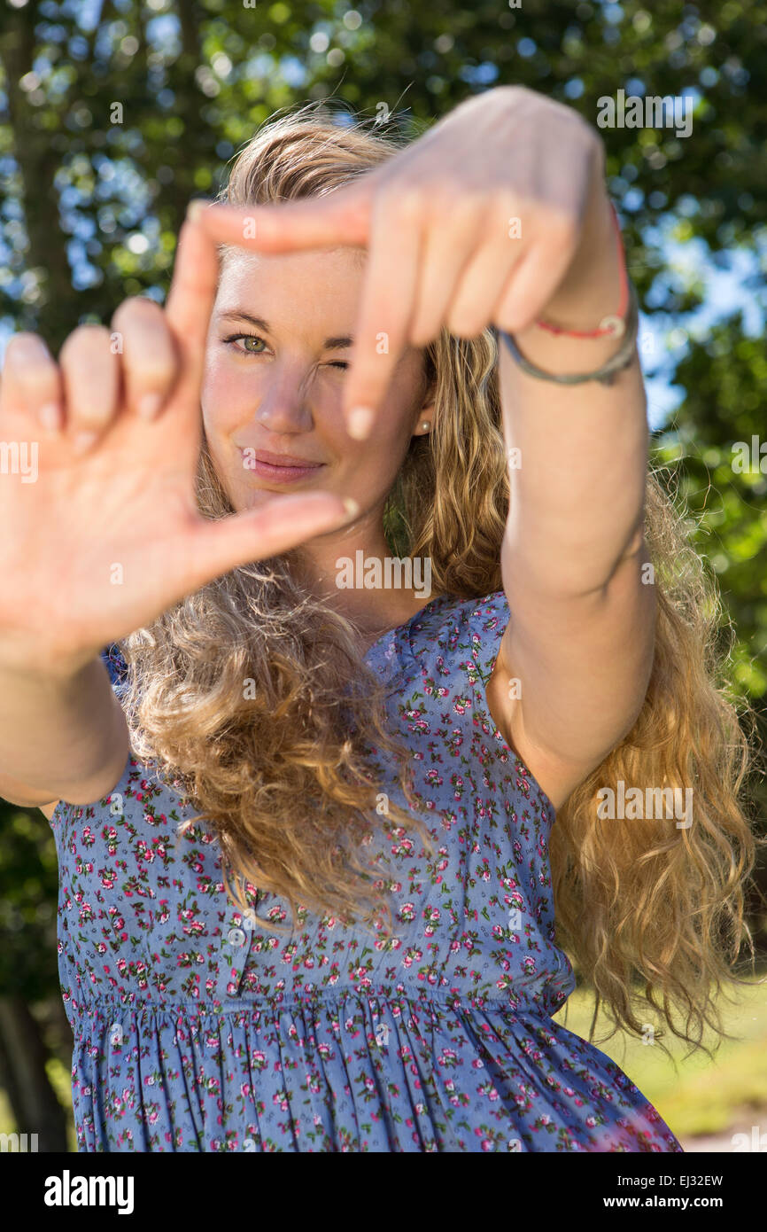 Hübsche Blondine Rahmung mit Händen Stockfoto