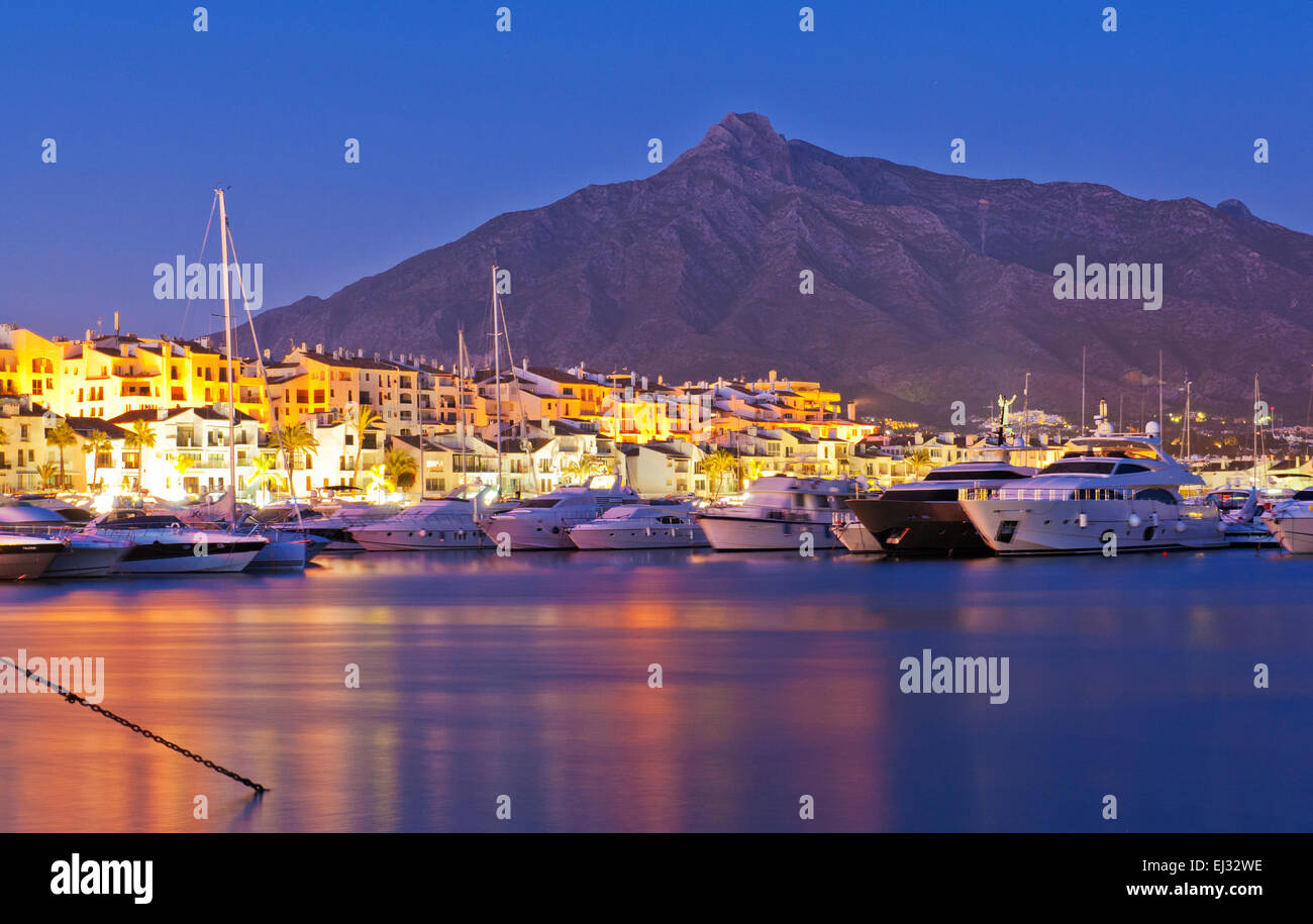 Puerto Banus Marbella Coata del Sol Night Life Marina Mittelmeer Luxus Immobilien, Luxus-Jachten und Boote. Concha Berg Stockfoto