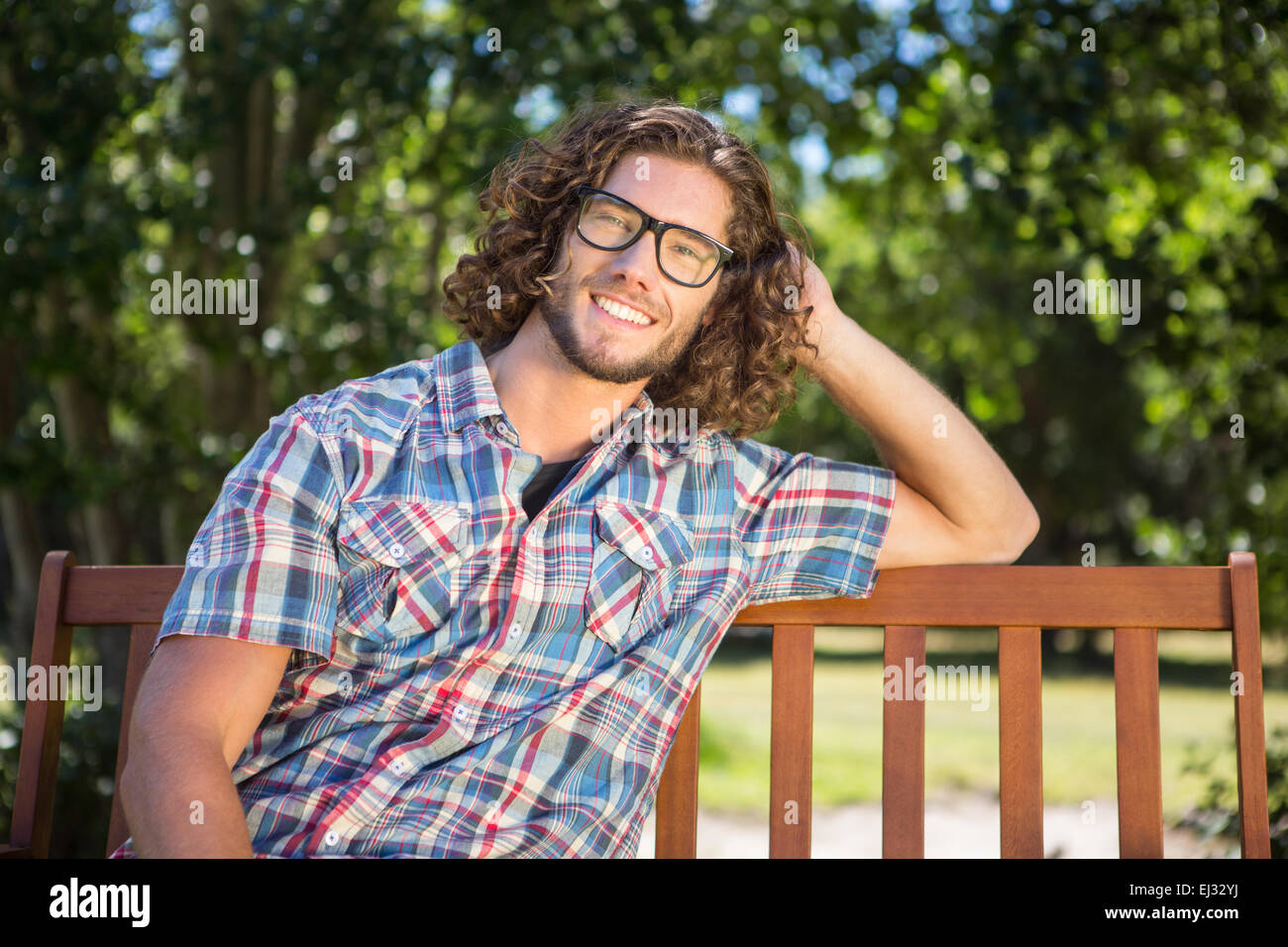 Entspannende junger Mann im park Stockfoto