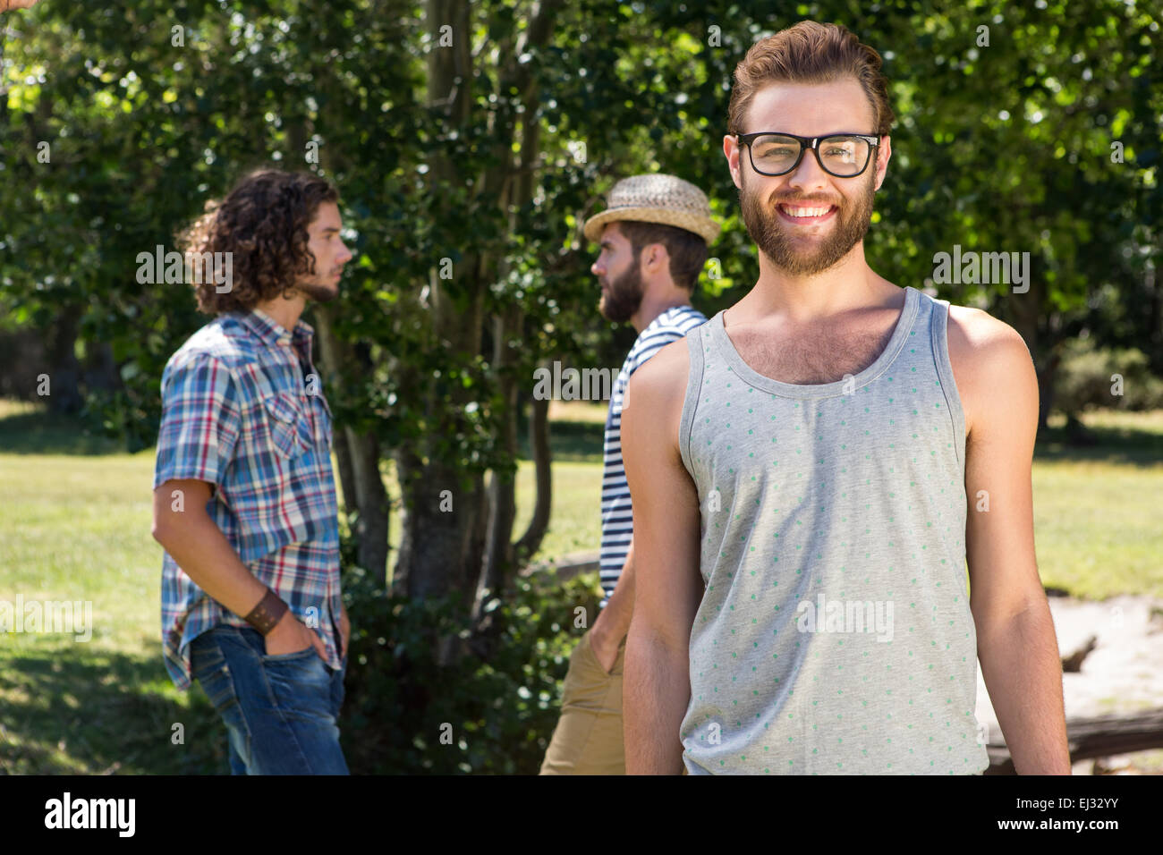 Hipster lächelnd in die Kamera im park Stockfoto