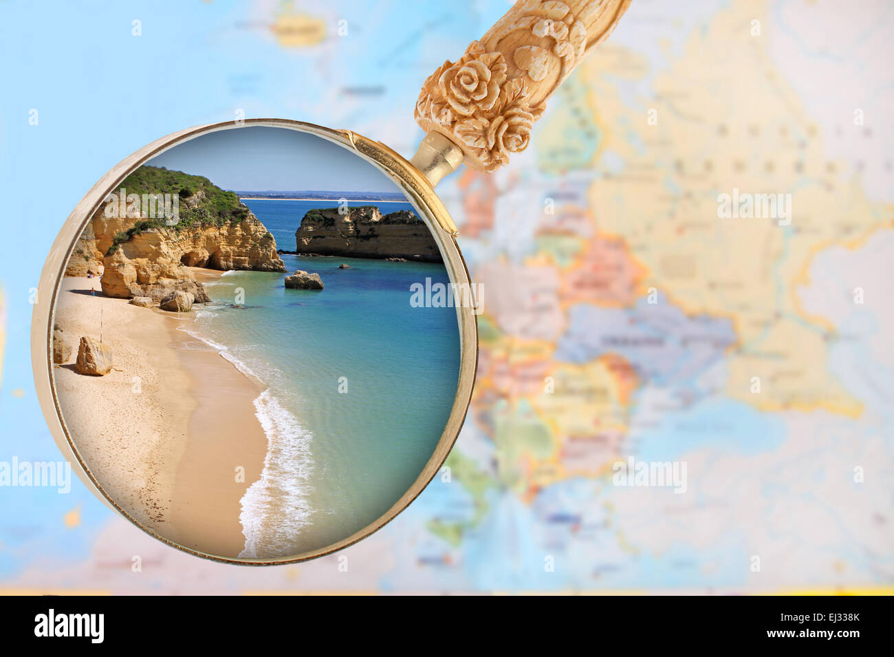 Suchen in auf einen beliebten Strand im südlichen Portugal, Dona Ana, Faro, Algarve Stockfoto
