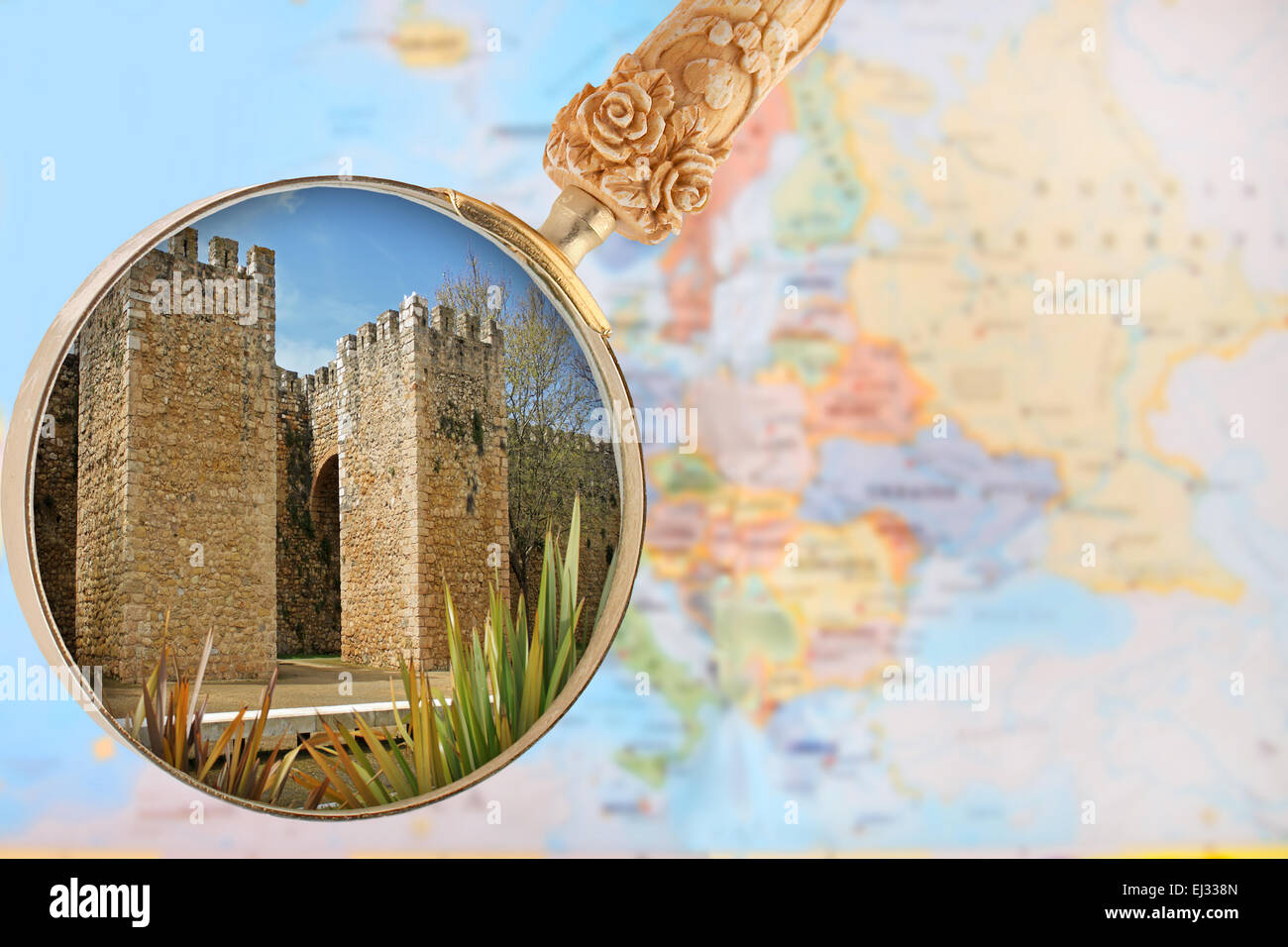 Auf der Suche am Eingang in die Altstadt von Lagos, Algarve, Portugal mit einer Lupe oder Kontur mit Europa-Karte in den Hinterg Stockfoto
