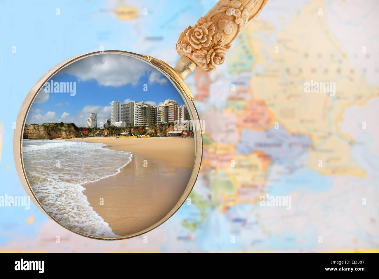 Suchen in auf einen beliebten Strand im südlichen Portugal, Praia da Rocha, Algarve Stockfoto