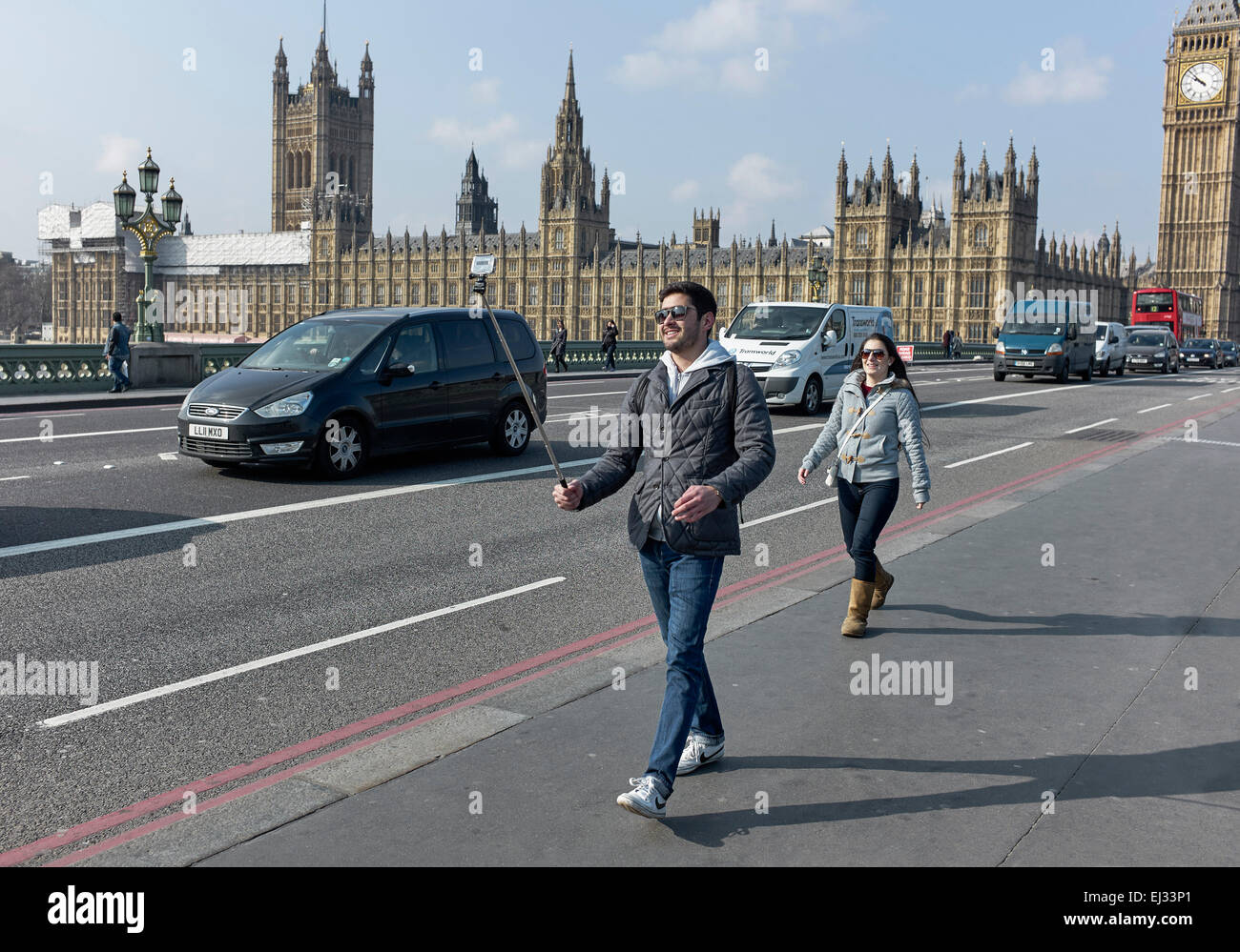 Mann und Frau Dreharbeiten Selfie mit Stick London Stockfoto