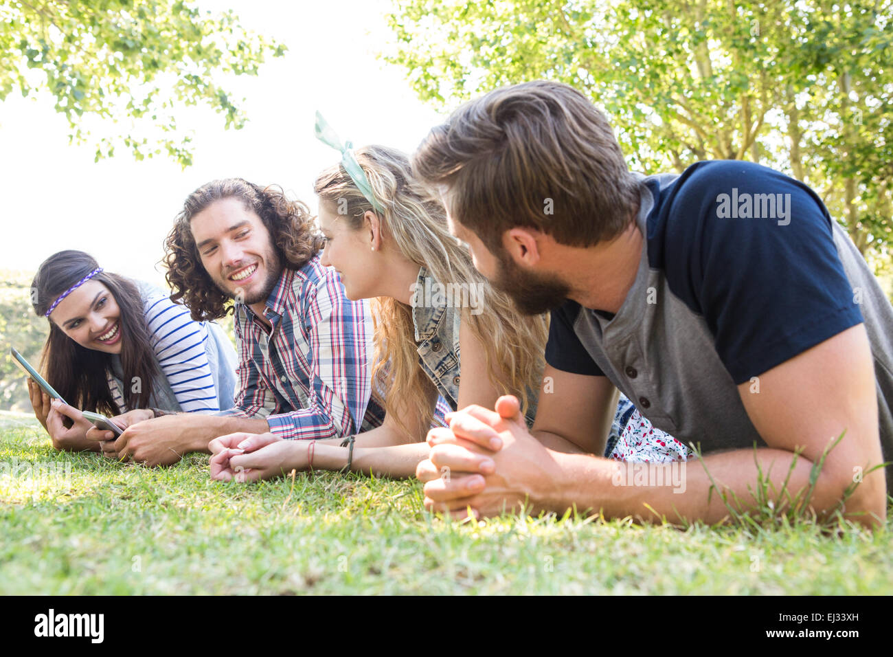 Klassenkameraden zusammen auf dem Campus zu überarbeiten Stockfoto