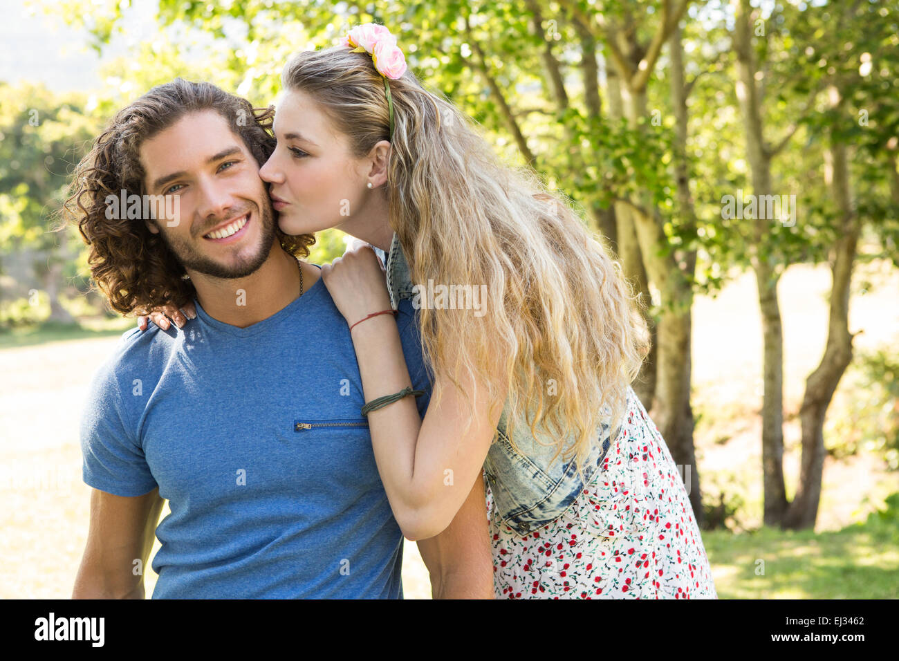 Süßes Paar lächelnd in die Kamera Stockfoto
