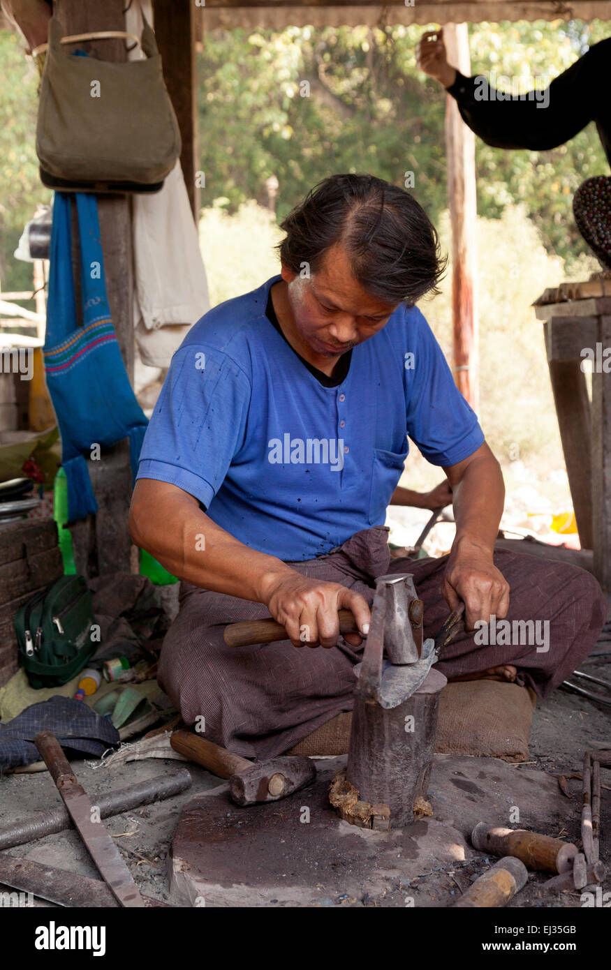 Schmied, die Herstellung von Werkzeugen in einem Dorf von Myanmar, Myanmar (Burma), Asien Stockfoto