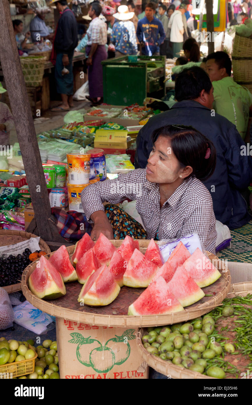 Asiatische Frau verkauft Wassermelonen auf dem Markt, Inle-See, Myanmar (Burma), Asien Stockfoto