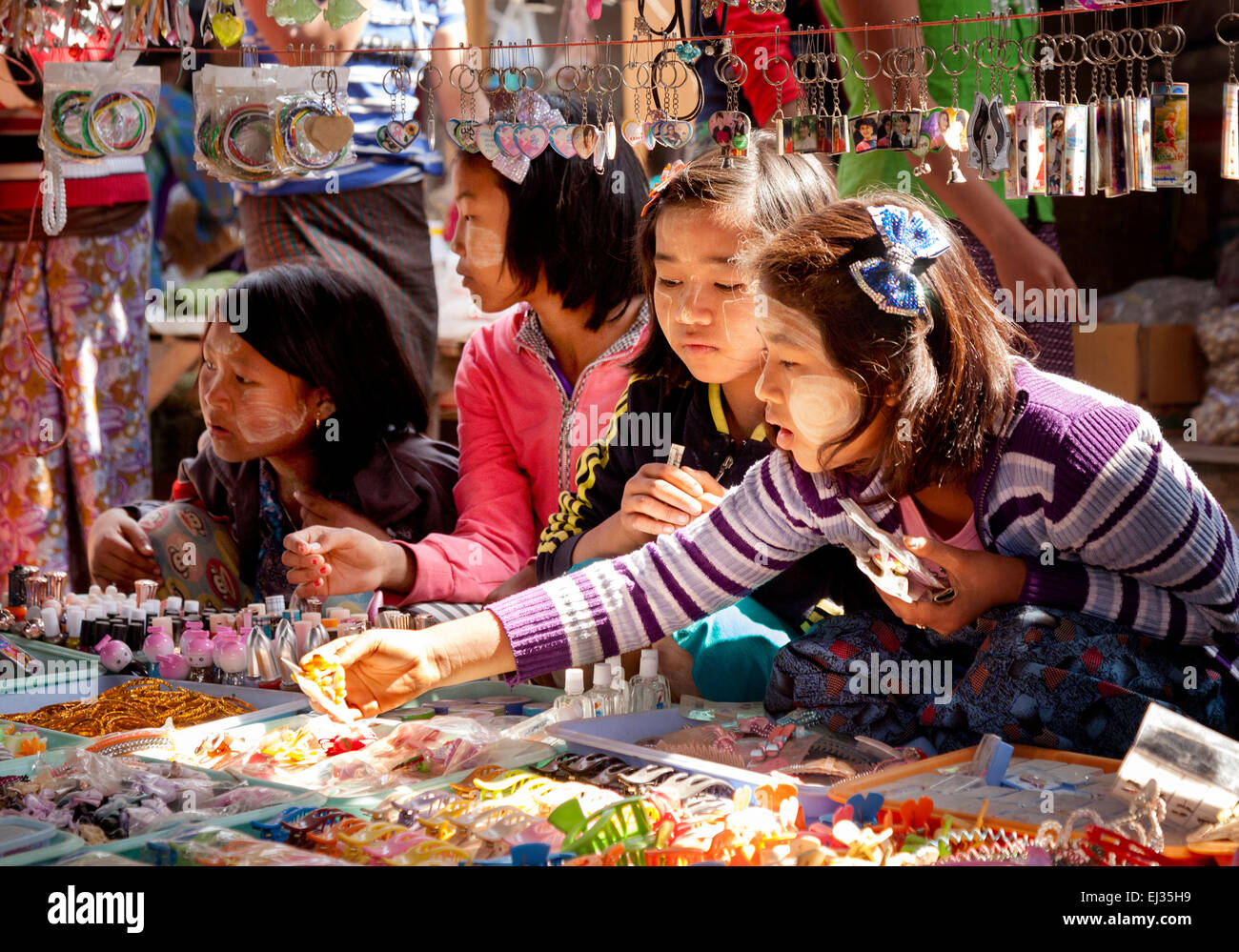 Burmesische Mädchen kaufen billig Schmuck auf einem Dorfmarkt stall, Nam Pan Village, Inle-See, Myanmar (Burma), Asien Stockfoto