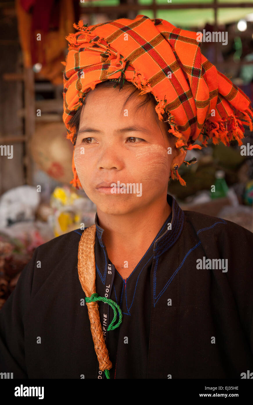 Junge burmesische Asiatin in traditioneller Tracht; Inle-See, Myanmar (Burma), Asien Stockfoto