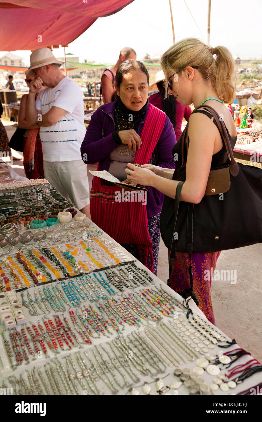 Westliche Touristen Einkaufen in einem Stall in dem Dorfmarkt Nam Pan Village, Inle-See, Myanmar (Burma), Asien Stockfoto