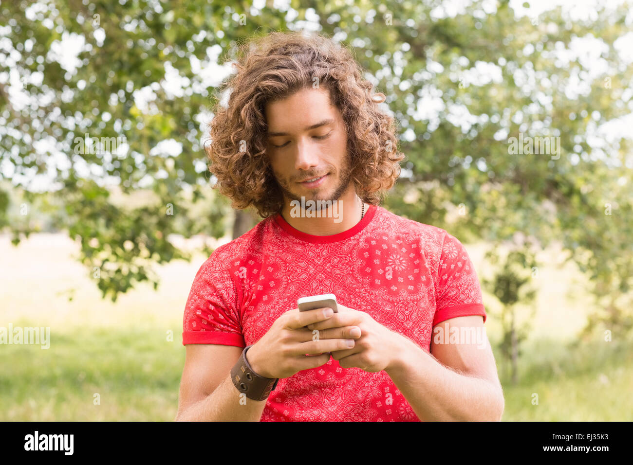 Glücklicher junger Mann am Telefon Stockfoto