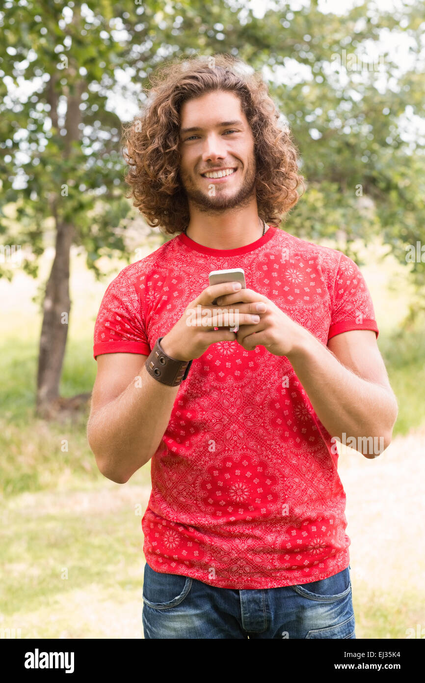 Glücklicher junger Mann am Telefon Stockfoto
