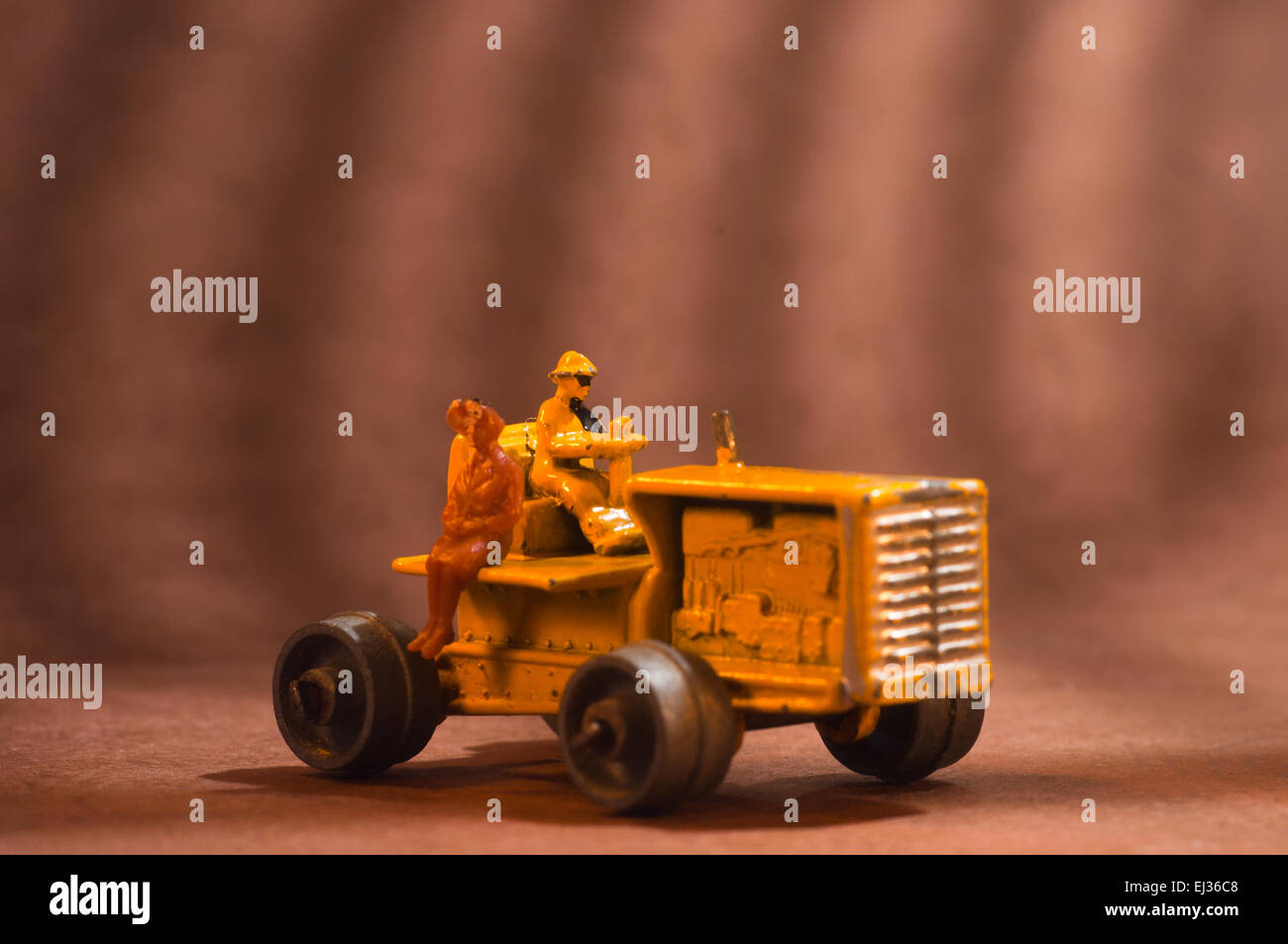 Spielzeug-Traktor in Studioumgebung Stockfoto