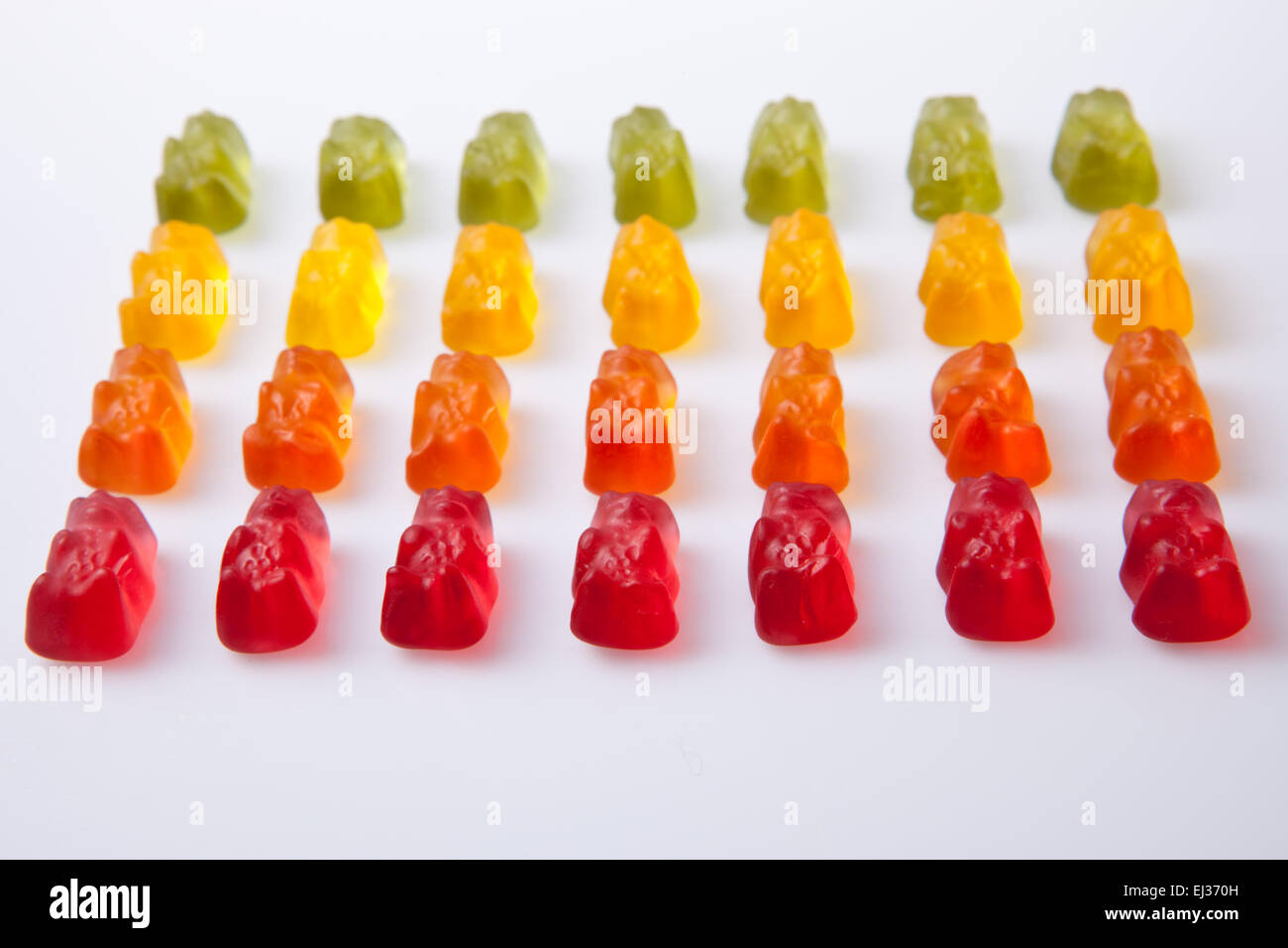 Reihen von bunten Gummibärchen isoliert auf weißem Hintergrund Stockfoto
