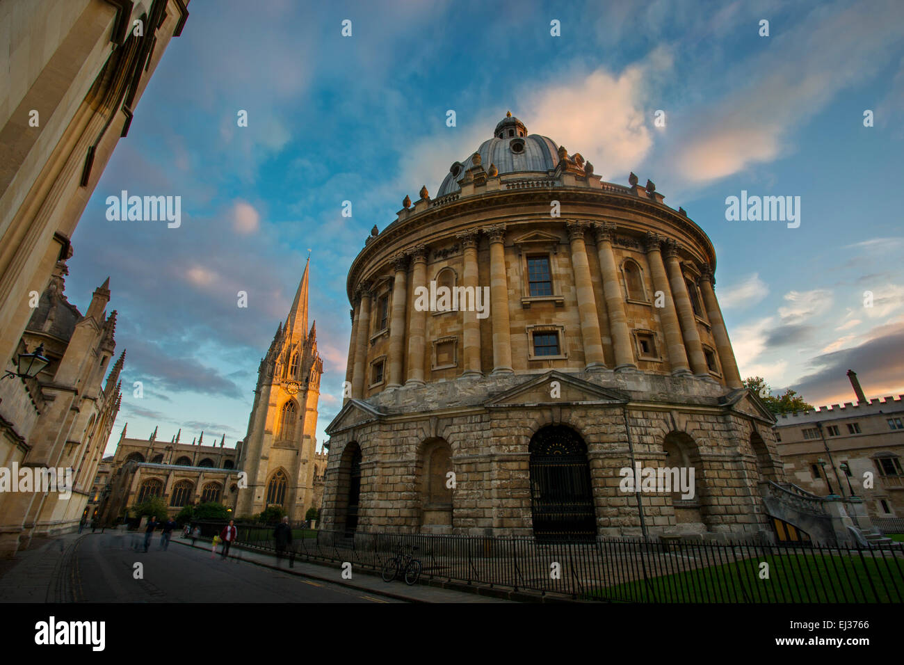Einstellung Sonnenlicht auf Radcliffe Camera und den Turm der St. Maria Kirche Oxford, Oxfordshire, England Stockfoto