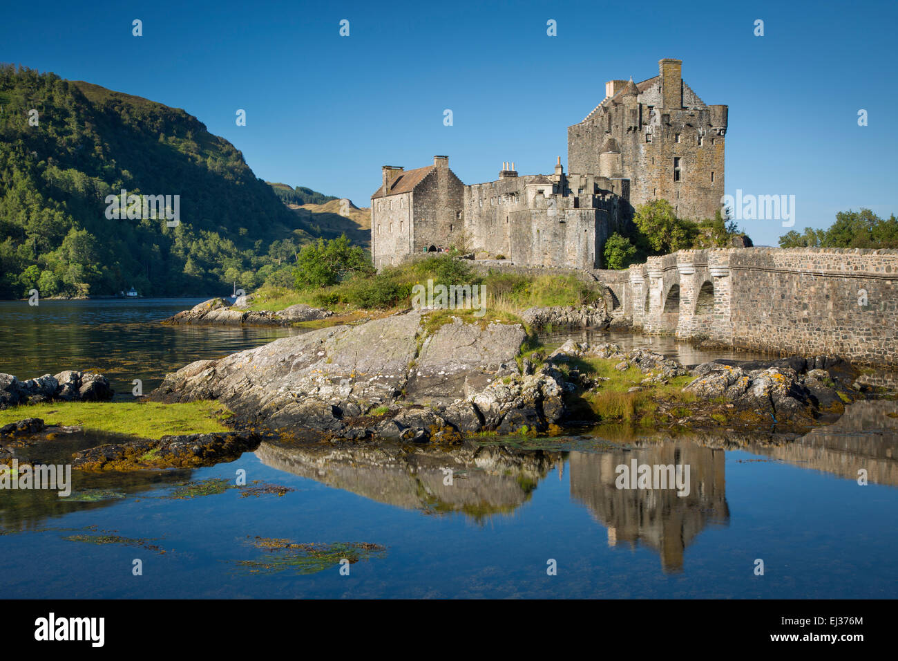 Am frühen Morgen über Eilean Donan Castle am Loch Duich, Dornie, Highlands, Schottland Stockfoto