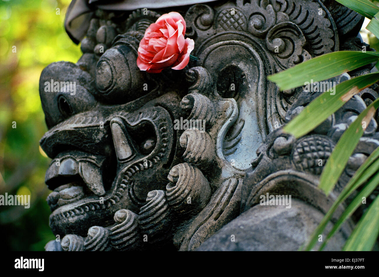 Hinduistische Skulptur Kunst in Denpasar auf Bali in Indonesien in Südostasien. Reisen Religion religiöse Blume Carving Geschichte Beauty Beast Stein Stockfoto