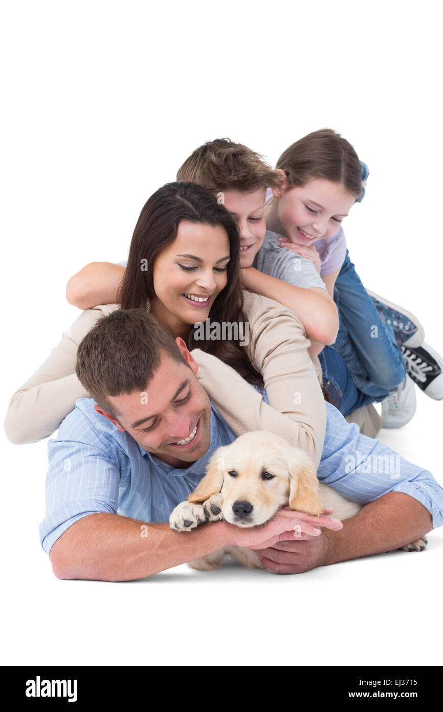 Glückliche Familie mit Welpen Stockfoto