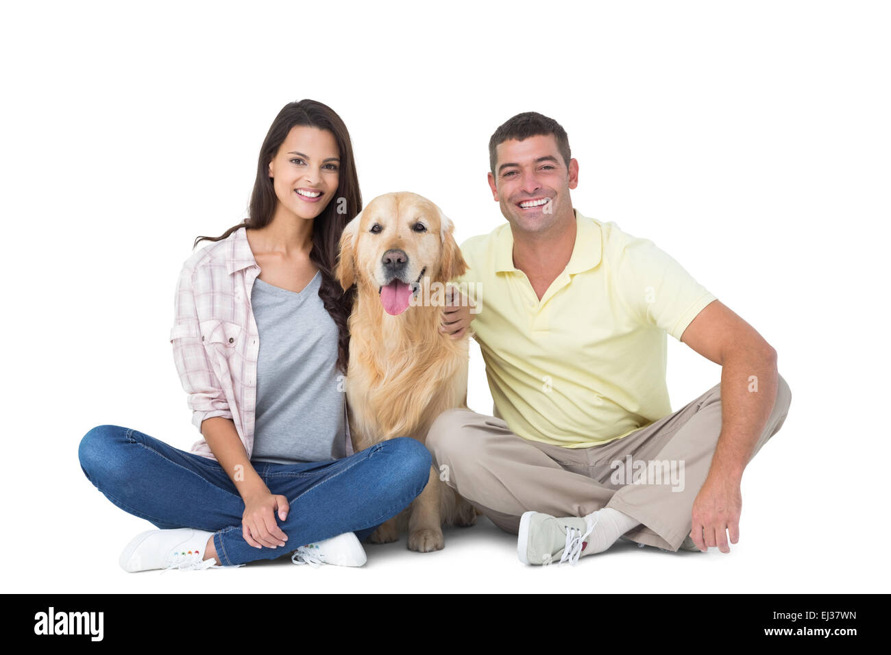 Brautpaar mit Hundesitting auf weißem Hintergrund Stockfoto