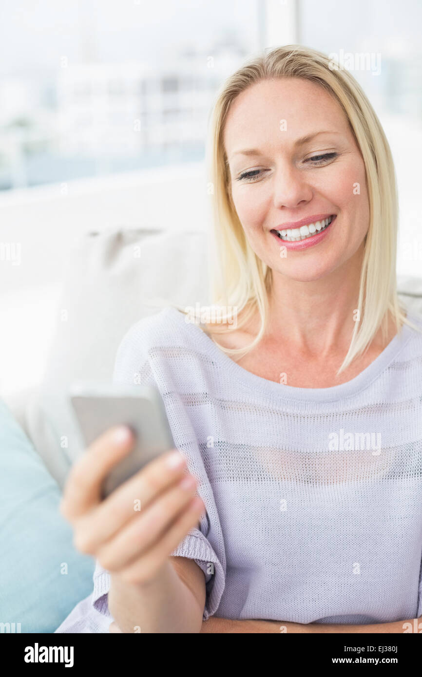 Frau von SMS-Nachrichten über Smartphone Stockfoto
