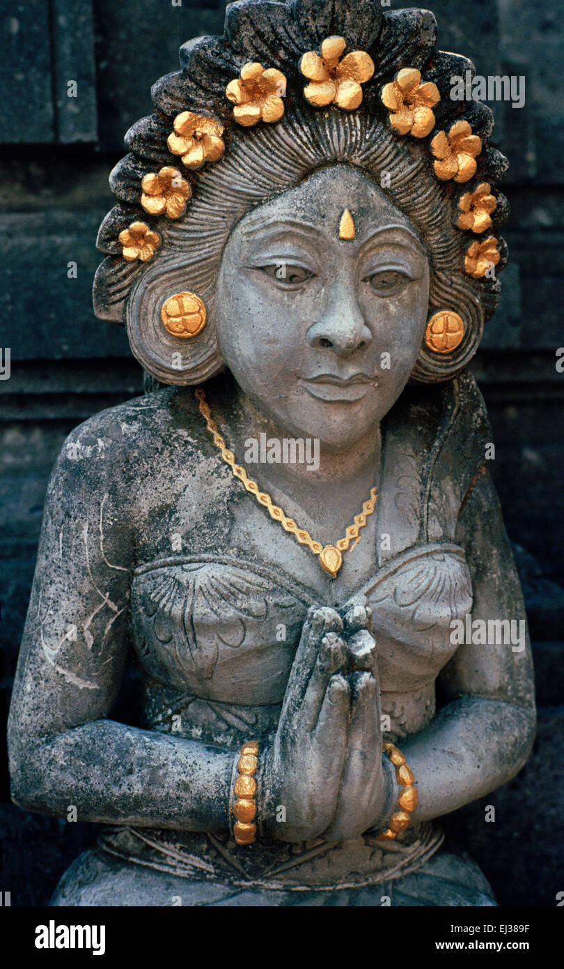 Hindu-Tempelkunst in Ubud in Bali in Indonesien in Südostasien. Carving Geschichte Skulptur beten beten Gebet Frau Religion religiöse Reisen Stockfoto