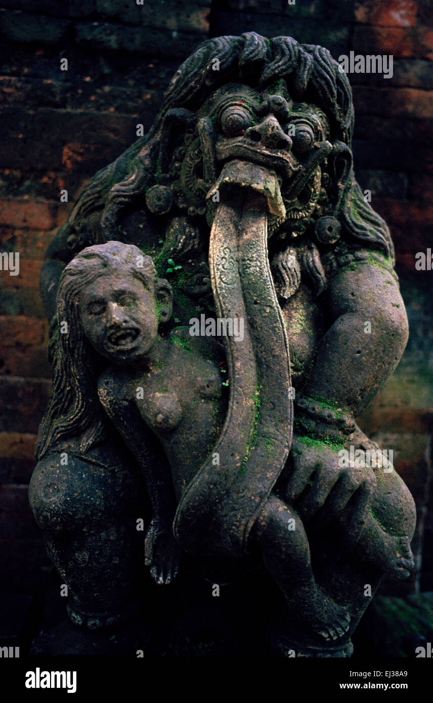 In der Monkey Forest in Ubud in Bali in Indonesien in Südostasien. Bildhauerei schnitzen Kunst Tempel Religionsgeschichte Geschichte historische Reise Stockfoto