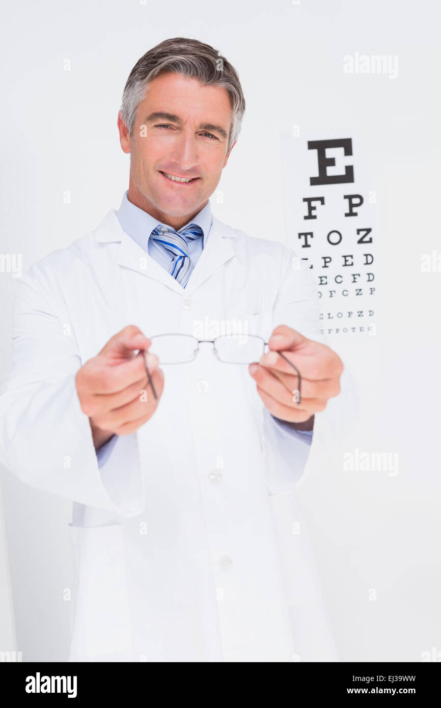 Optiker halten Brillen Stockfoto