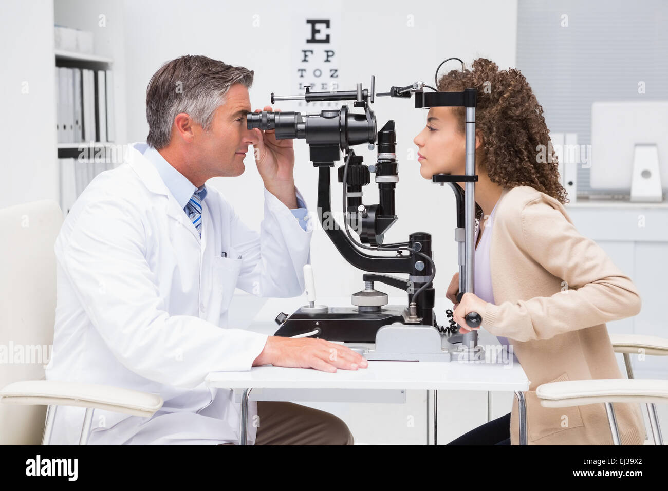 Frau tut Sehtest mit Augenarzt Stockfoto