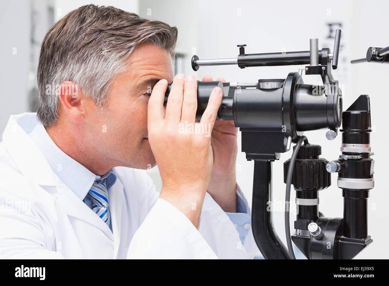 Optiker in optisches Instrument suchen Stockfoto